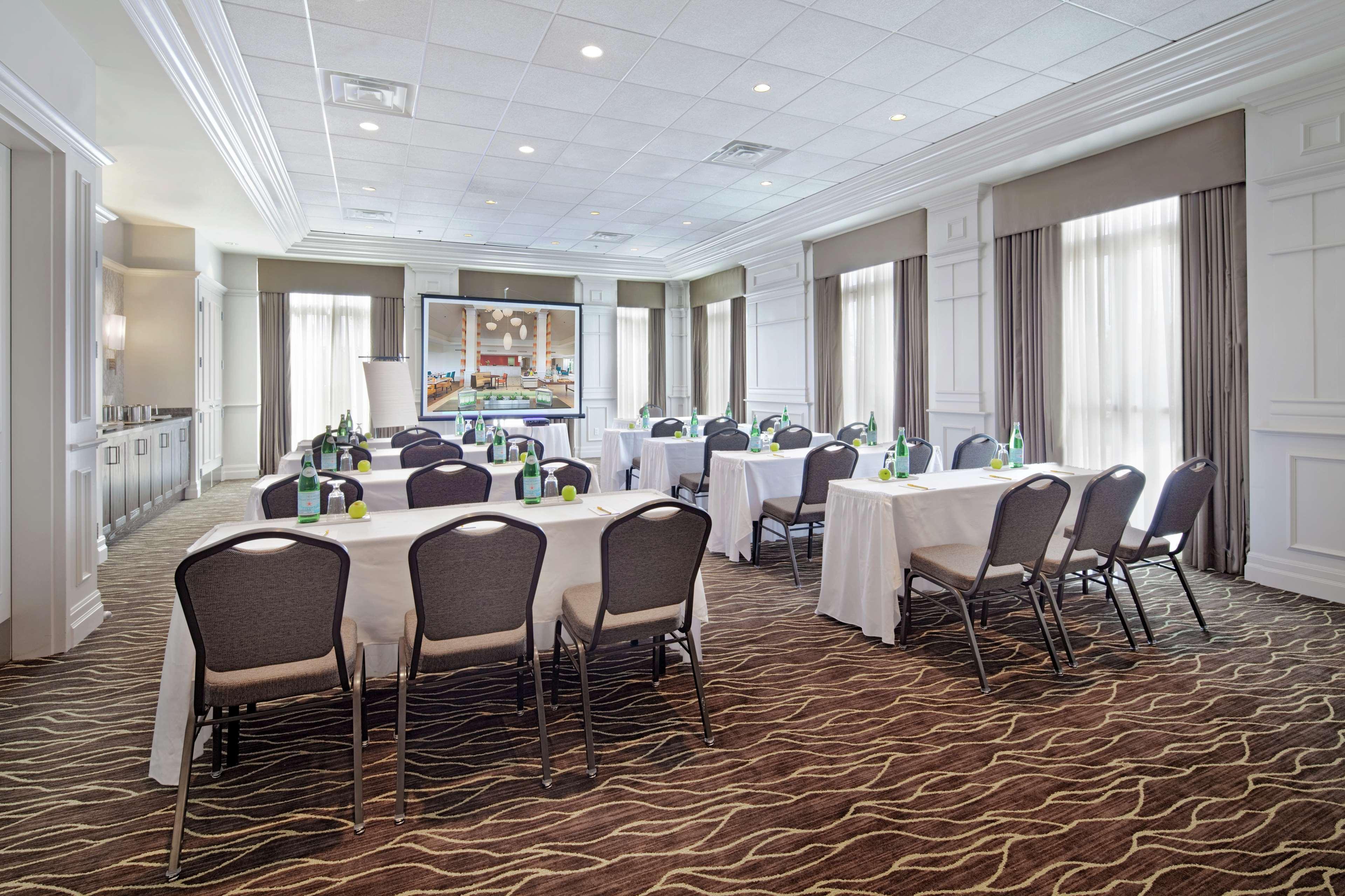 Hilton Garden Inn Montreal Airport Dorval Ngoại thất bức ảnh