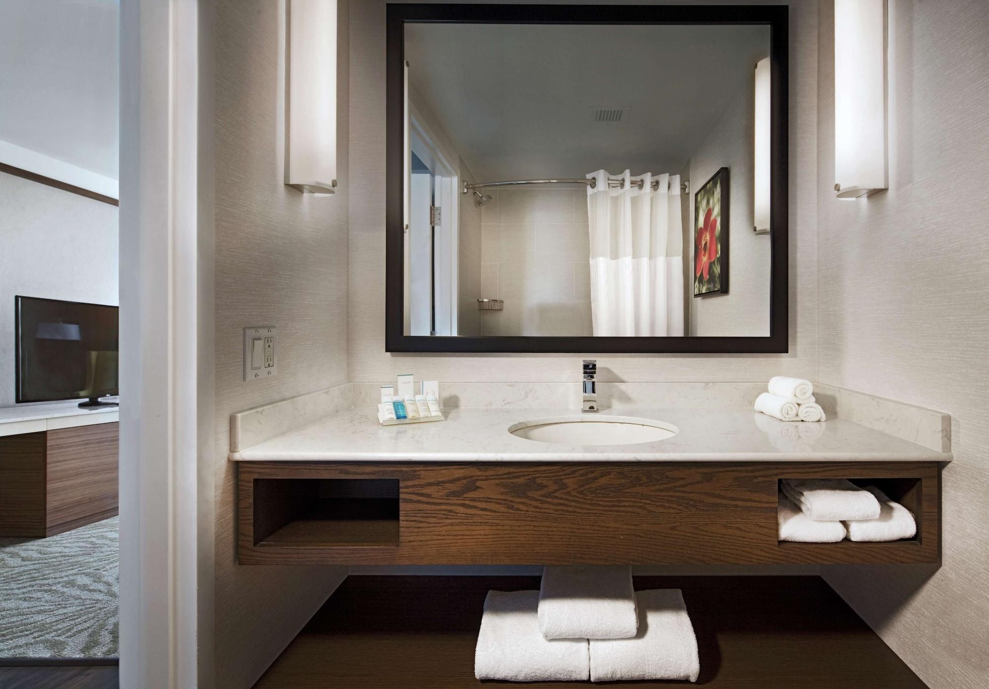 Hilton Garden Inn Montreal Airport Dorval Ngoại thất bức ảnh