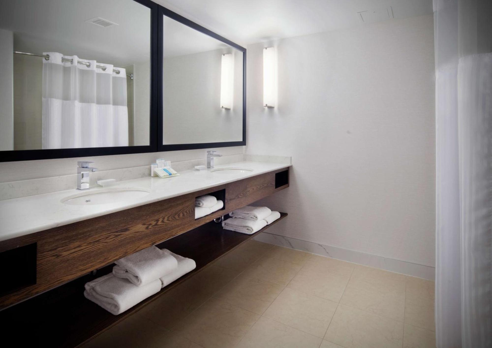 Hilton Garden Inn Montreal Airport Dorval Ngoại thất bức ảnh